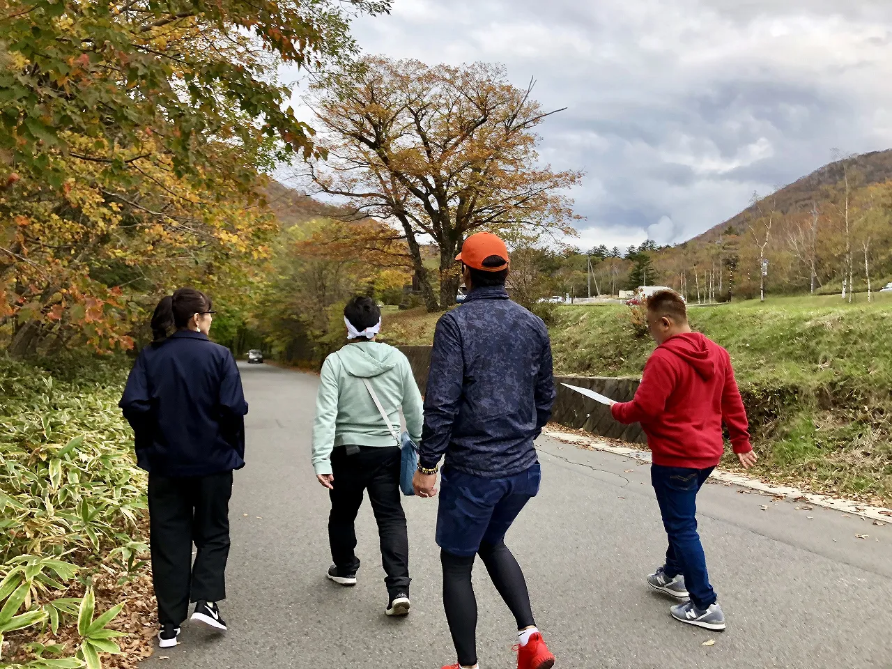 果てしなく続く山中の上り坂に、サンド・伊達みきおも思わず「北海道か！　ここは！」とツッコむ一幕も