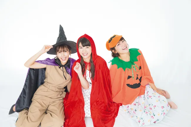 【写真を見る】馬場ふみか、佐野ひなこ、久松郁実の3人がハロウィーンということでコスプレ姿で集合♡