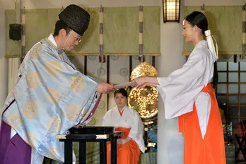 “国民的美少女”井本彩花、自身の巫女姿に「赤の帯紐がかわいらしいです！」