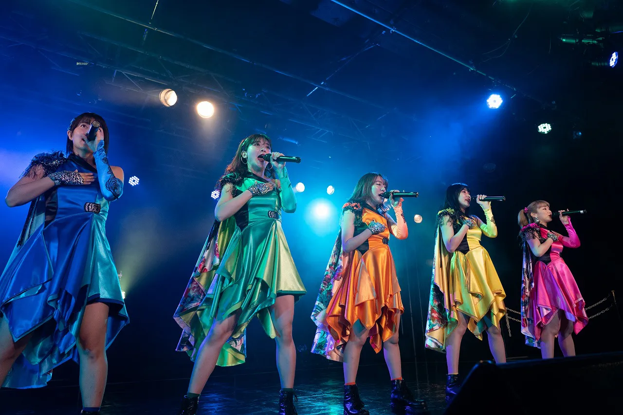 アップアップガールズ(仮)が、10月28日、東京・新宿BLAZEでワンマンライブを開催した