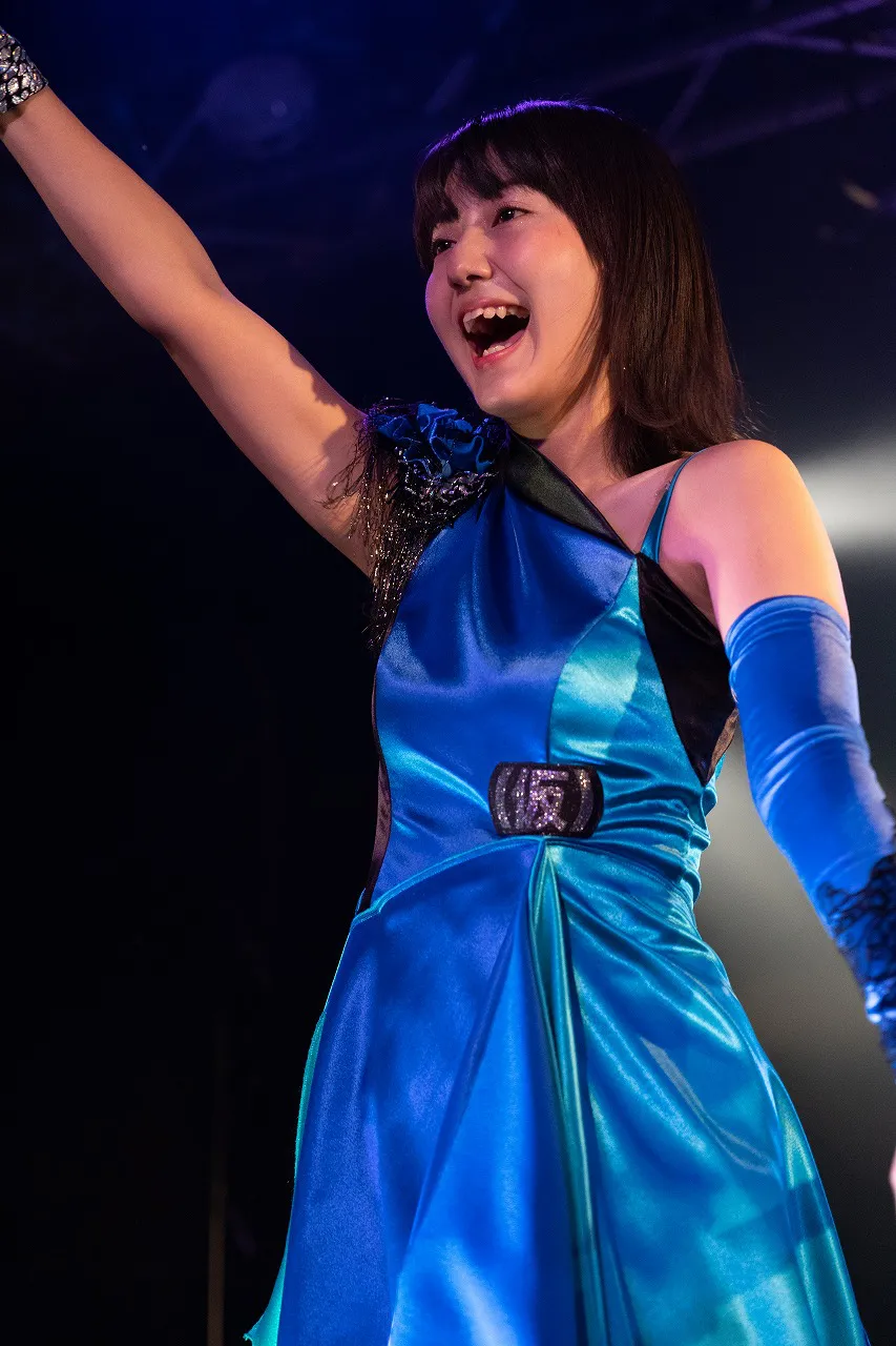 もうすぐ21歳の新井愛瞳。新曲「愛愛ファイヤー!!」を熱唱する