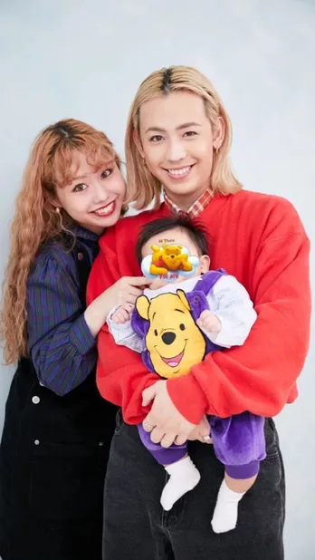 ぺこ&りゅうちぇる、愛息子の“100日祝フォト”を公開!「3ショットが可愛すぎる」