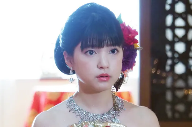 【写真を見る】花嫁・川島海荷のカラフルな花の髪飾りがかわいい