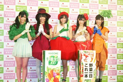 AKB48が野菜に扮（ふん）したAKB48野菜シスターズ（左から倉持明日香、北原里英、前田敦子、渡辺麻友、岩佐美咲）