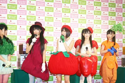 【写真】前田敦子（写真中央）は衣装について「大好きなのでトマトで大満足です！」と話した