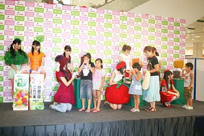 AKB48野菜シスターズは来場した親子1組1組に声をかけた