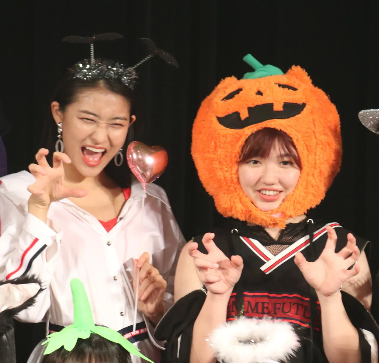 かぼちゃの妖精になった竹内朱莉とノリノリの和田彩花