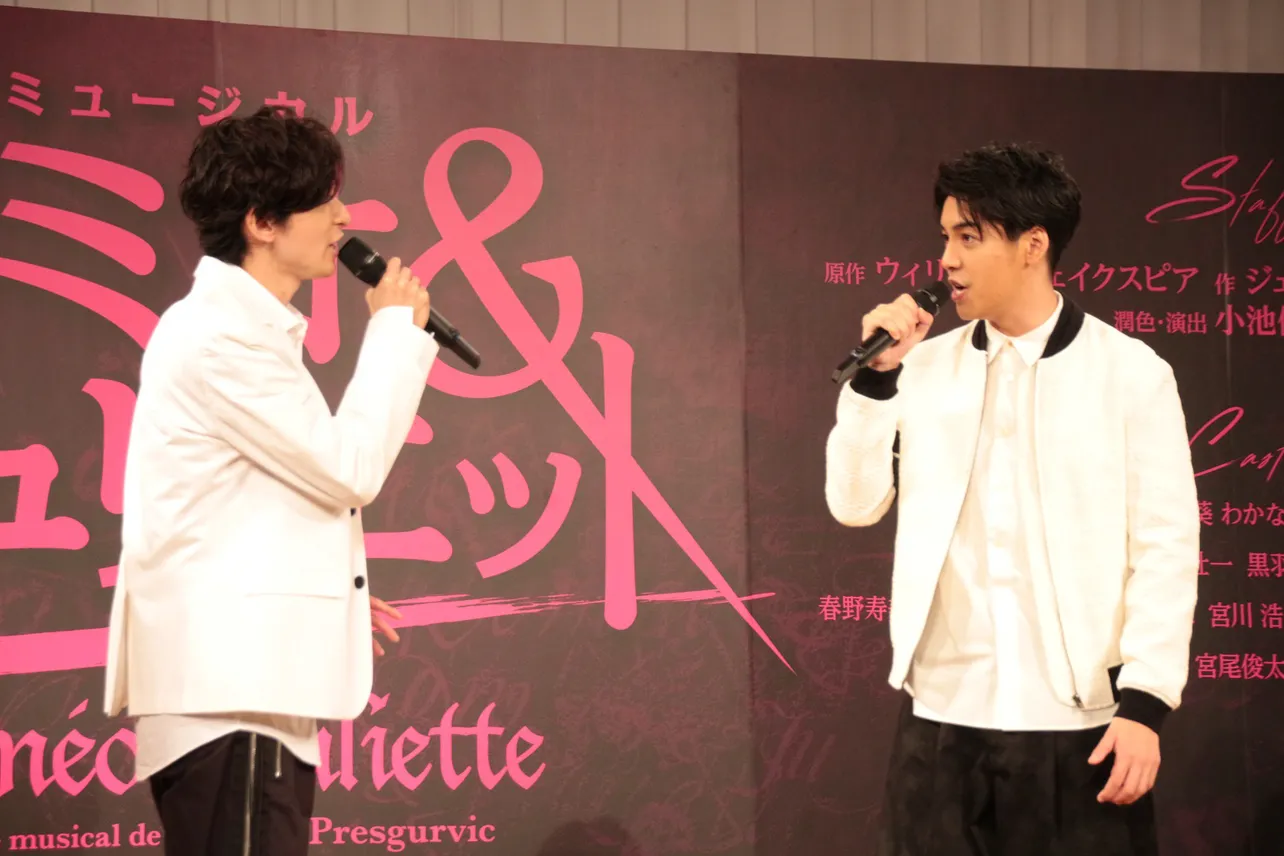 2017年に続きロミオを演じる古川雄大(左)と大野拓朗。Wロミオの息はぴったり