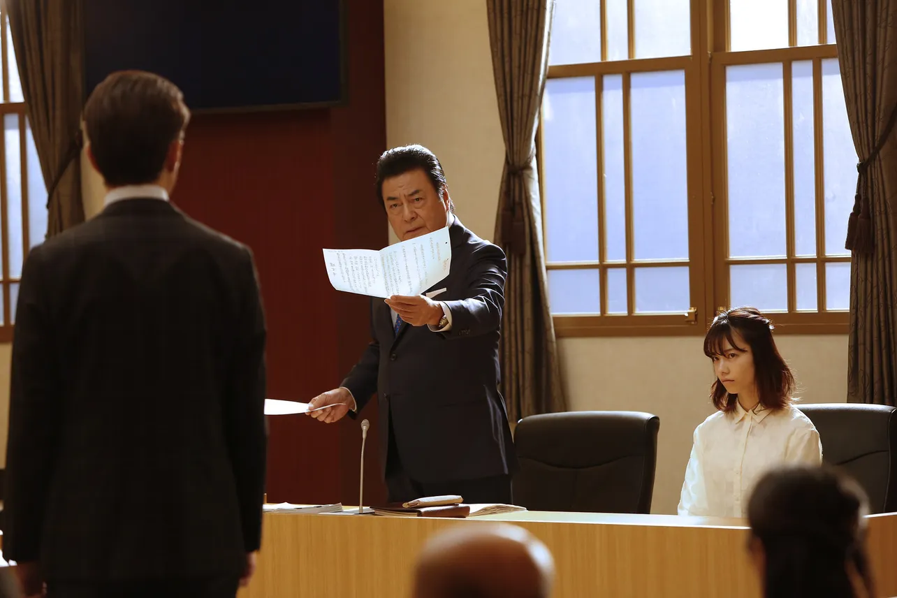 第4話で京極(高橋英樹)は、相続問題で訴えられた玲奈(島崎遥香)を弁護することに