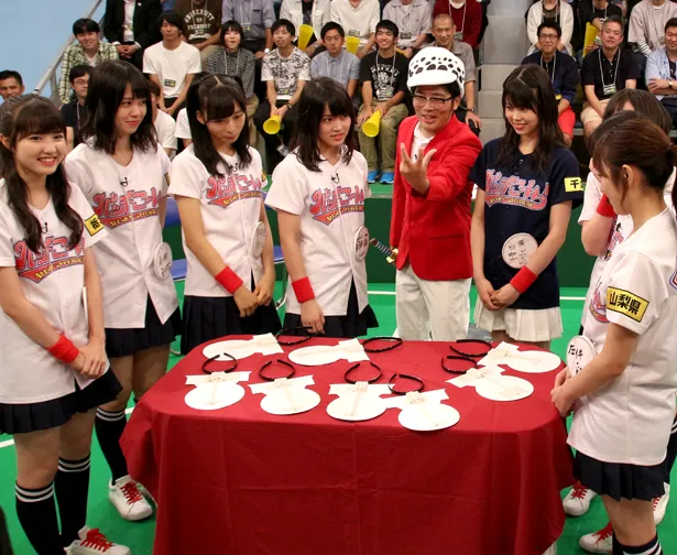 “タクファルガー・ロー”鈴木拓の「シャンブルズ！」によりチーム8メンバーがカチューシャを手に取り、人格が入れ替わることに