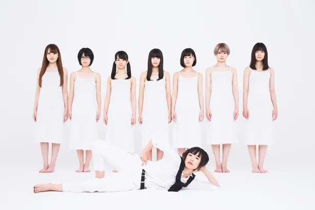 【写真を見る】キミノマワリ。初のアー写は全員が白ワンピ姿に。プロデューサー・ナカヤマユキコ(写真前列)によってどんなグループとなるのか？