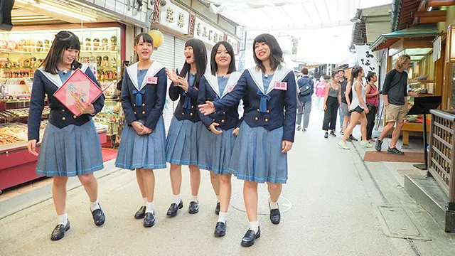 宮島の表参道商店街を散策するメンバー