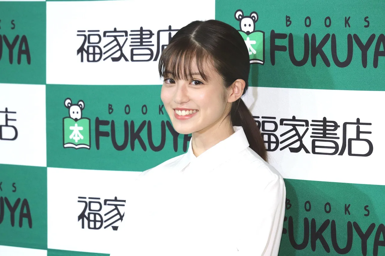 流し目もいい今田美桜