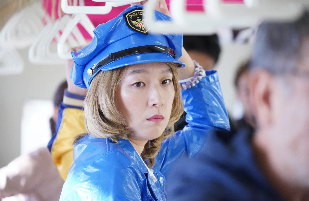 【写真を見る】金髪×青い制服の“女性警察官コスプレ”に挑む江口のりこ