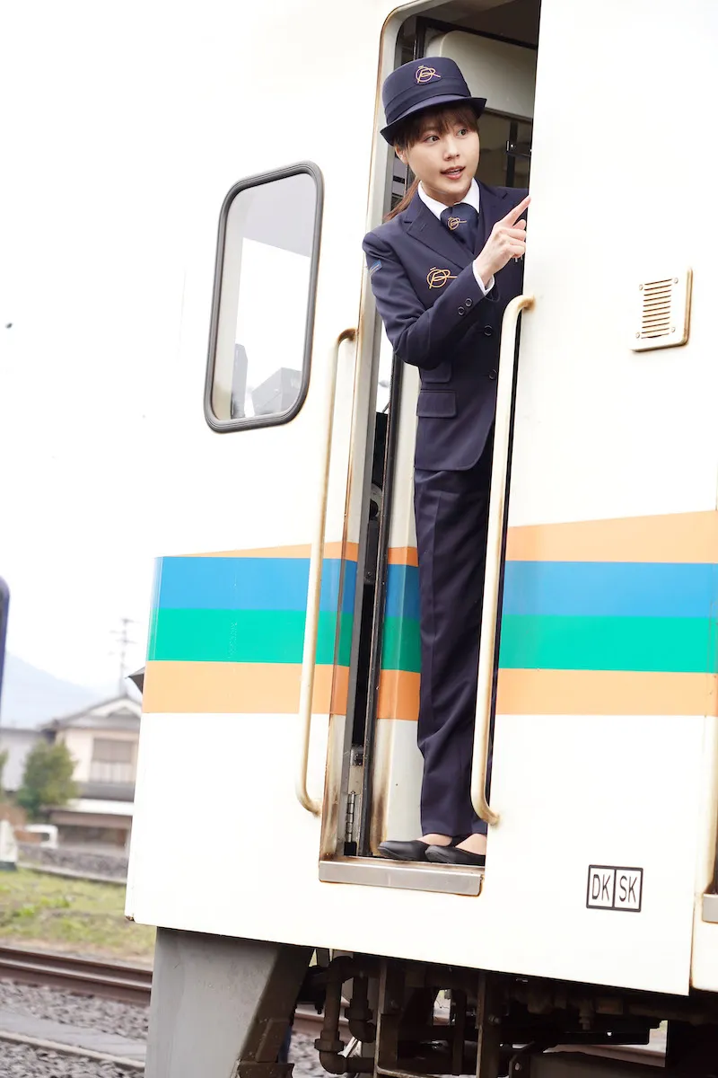 運転士の制服を身にまとう有村架純