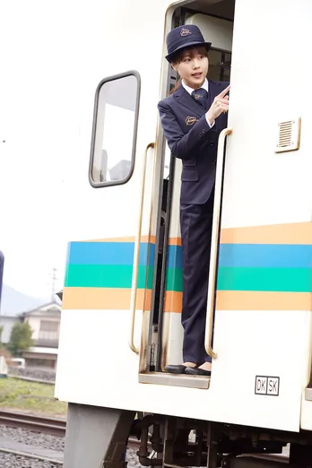 有村架純、運転士の制服を身にまとう“研修シーン”カット解禁! 初々しさ満点
