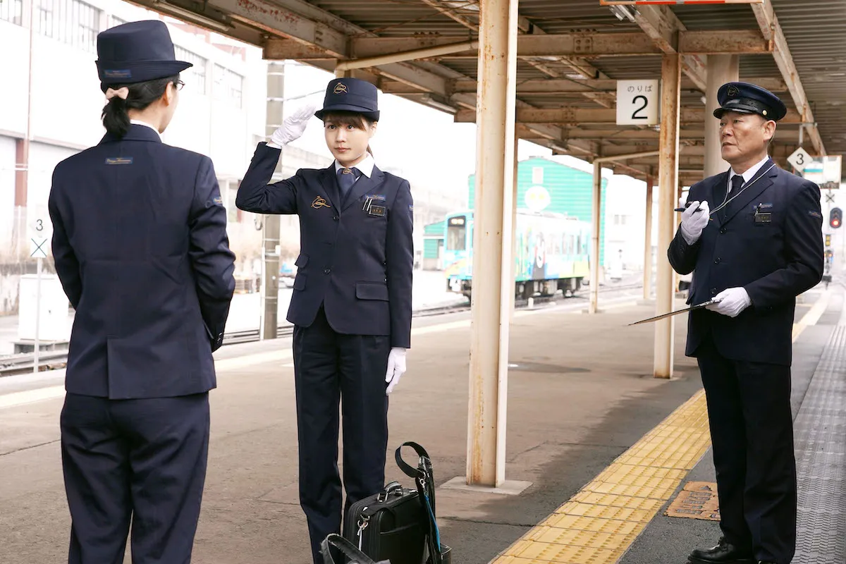 【写真を見る】なんという初々しさ…！　有村架純の敬礼ポーズ