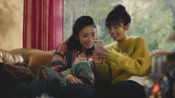 上戸彩＆小芝風花、追いかけっこで大はしゃぎ！ 上戸のほっこり動画に「先輩かわいすぎ」