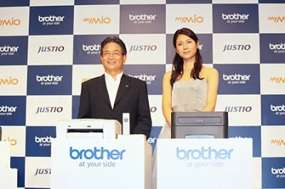 「マイミーオ」と「ジャスティオ」の新製品発表会に登場した（写真右）松下奈緒
