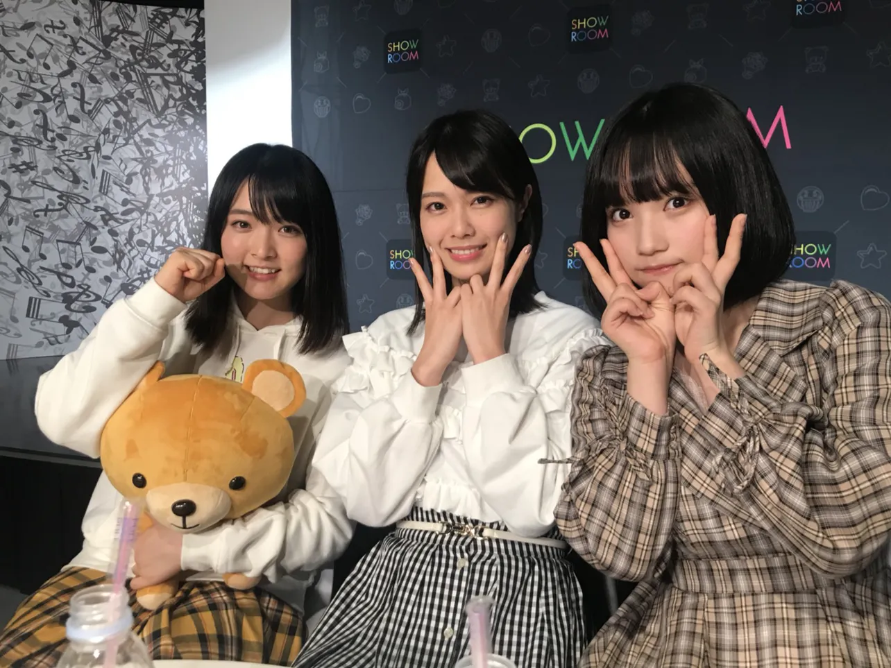 「AKB48グループ歌唱力No.1決定戦」開催が発表されたSHOWROOMに出演していた大森美優、小田えりな、矢作萌夏(写真左から)