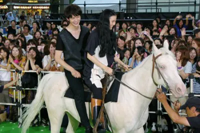 【写真】劇中でも乗った白馬で登場した岡田将生と蒼井優