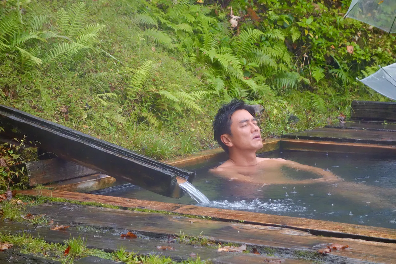 【写真を見る】原田龍二、温泉に入ると本当に気持ち良さそう…！