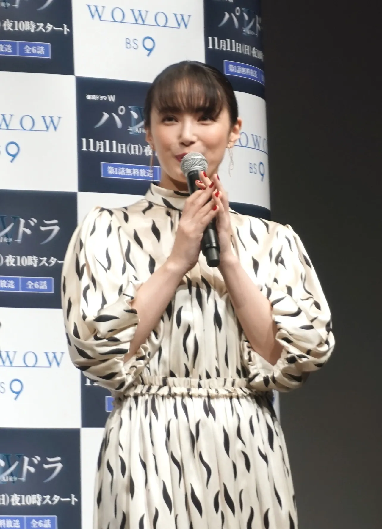 美村里江は「看護師はとっても大変な仕事なのですが、AI診断室の看護師の仕事はマジックテープをはる、はがす、掃除をするの2点だけでした(笑)」と明かす