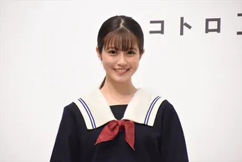 今田美桜、キュートなセーラー服姿で登場 “芸能界で生き残る方法”伝授される