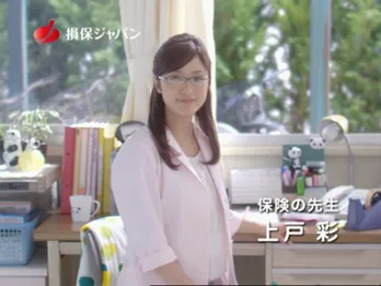 “保険の先生”に扮した上戸彩がピンクの白衣&メガネ姿を披露!
