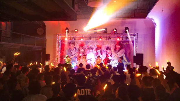 大躍進の夏を経て、ますます勢いを増すFES☆TIVEは、年明け1月に8枚目のシングル「ゆらゆらゆらり恋心」をリリースする