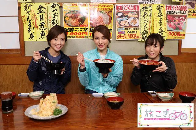 【写真を見る】ボリューム満点の海鮮丼を味わう鈴木・秋元・平川