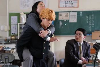 賀来賢人がムロツヨシのしもべに!? じろう&勝矢も大暴れの第6話が明らかに<今日から俺は!!>