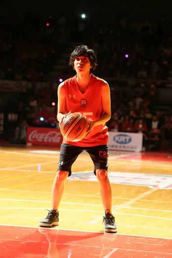 志尊淳、初のBリーグ観戦&“1日選手契約”に感激「レベルが違う! 圧倒されました」