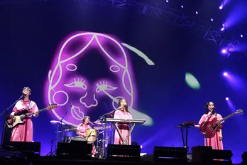 CHAI「コンプレックスは個性だよ」 固定概念を翻す“NEOかわいい”平和な世界＜バズリズムLIVE＞