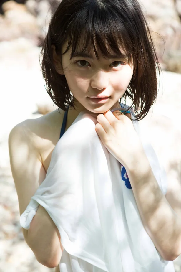 【写真を見る】山田杏奈が海で初めて水着撮影に挑戦！　みずみずしく透明感あふれる素肌を惜しげなく披露