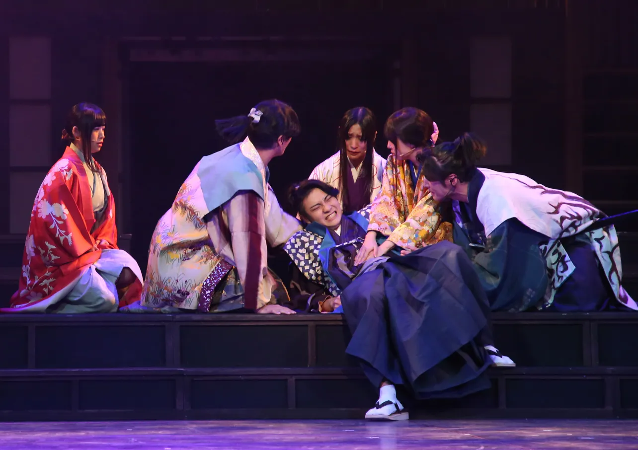 武田・上杉サイドでは仙石みなみ、小嶋菜月、根岸愛らが演じる姫たちと、謙信、勝頼ら武将たちとのドラマが描かれた