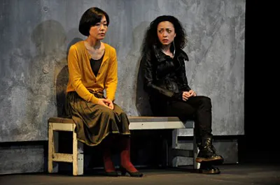 舞台「ハーパー・リーガン」に主演する小林聡美とその娘役の美波（写真左から）