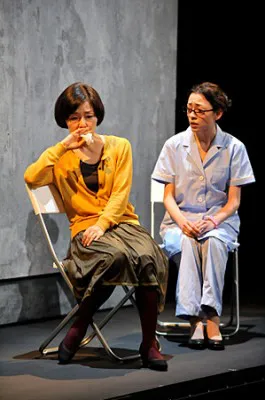 ハーパー（小林聡美）の娘と病院の看護師を兼任する美波をはじめ、ほとんどのキャストが2役を演じる