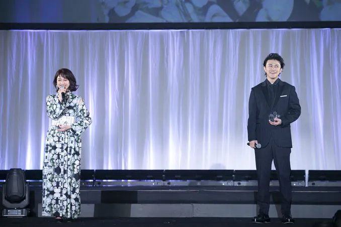 授賞式に出席した平裕奈＆勝地涼(左から)