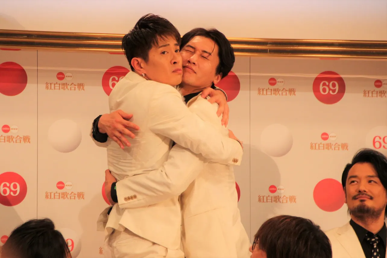 喜びを全身で表現する純烈メンバーの友井雄亮(左)と、白川裕二郎(右)