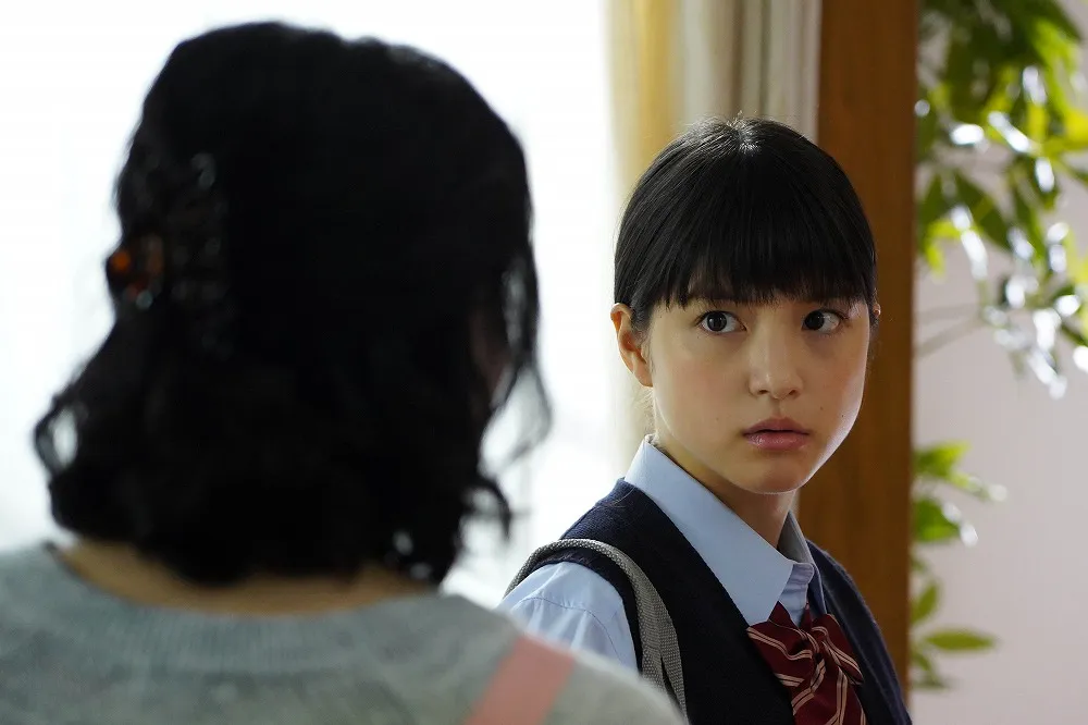 【写真を見る】同作品内で女子高校生役も演じた川島海荷。制服姿がキュート！