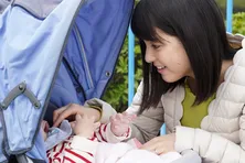 川島海荷、中島健人主演「ドロ刑」で母親役『赤ちゃんの抱き方は修行が必要(笑)』