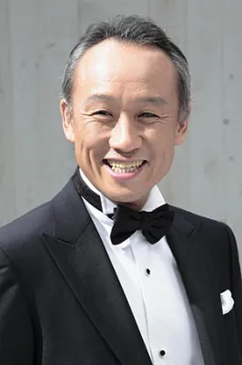 西村雅彦は、鬼島に振り回される巡査・武藤伸司を演じる