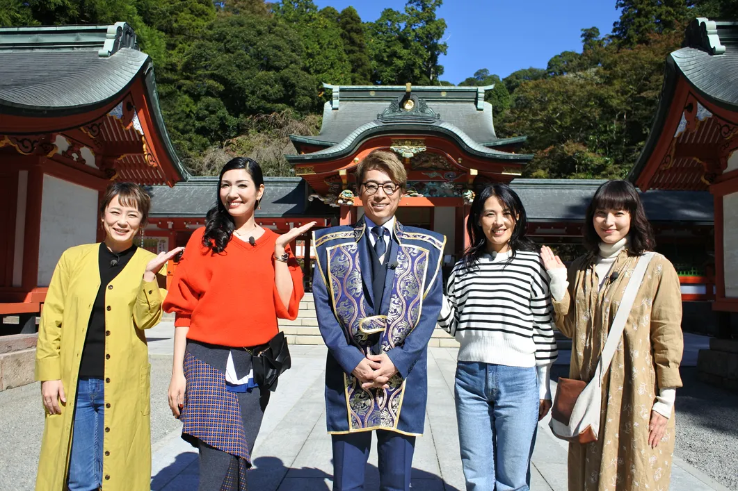 鹿児島の神社を訪れた佐藤仁美、アンミカ、田村淳、井森美幸、鈴木杏樹(写真左から)