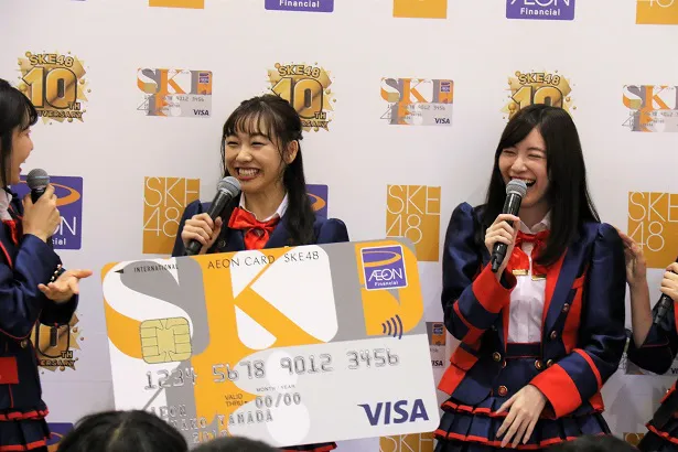 イオンカード(SKE48)をアピールする須田亜香里(左)