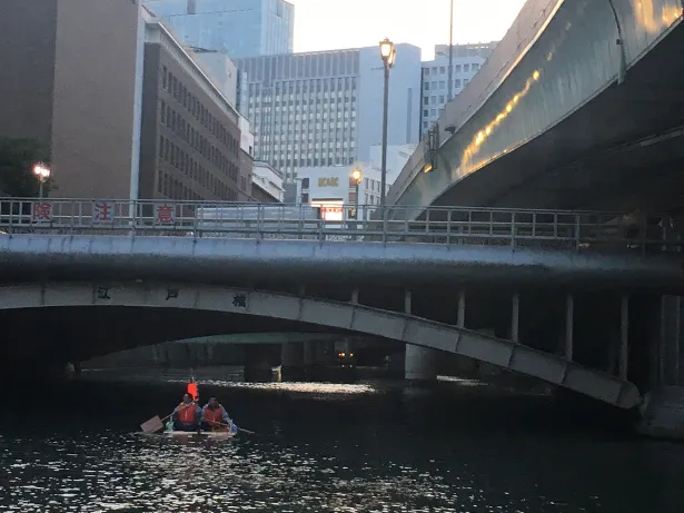 東京・日本橋からイカダを浮かべ川下りは成功するのか!?