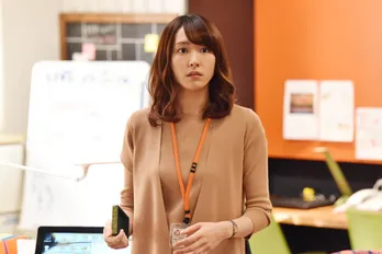 <新垣結衣>ウサギだっこし“ガッキースマイル”全開!「久しぶりの笑顔に安心!!」と話題<獣になれない私たち>