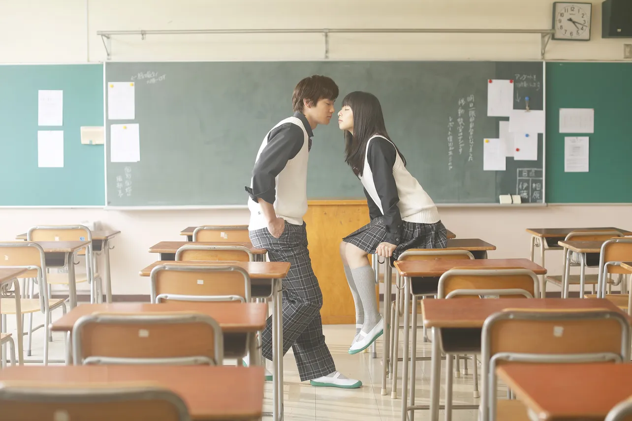 【写真を見る】野村周平＆桜井日奈子が教室内でキス寸前…！