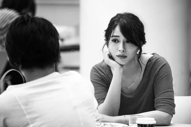 心の中に何らかの問題を抱えている女子大学生・ヨシカワユウコ役を広瀬アリスが演じる