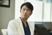 外科医の上野を演じる原田泰造